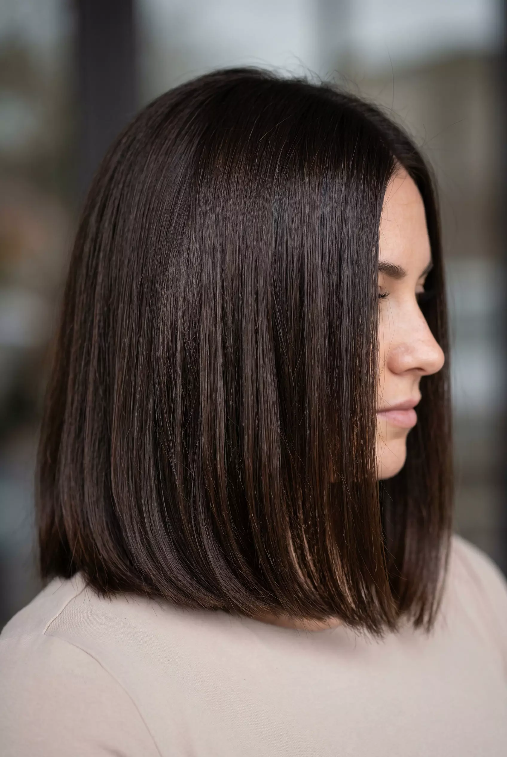 italian lob haircut in midnight espresso with cool undertones, blunt perimeter, internal texturizing &mdash; chic summer style