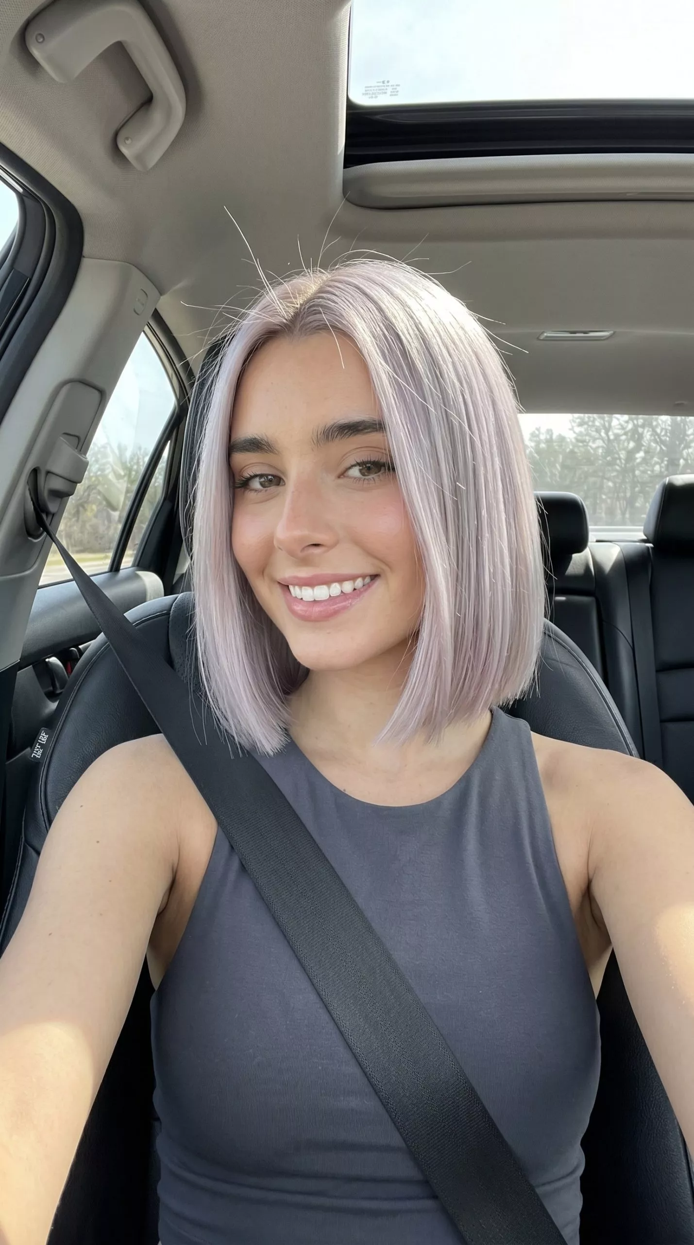 Pearl Blonde Sleek Bob: Chic Summer Hair 2026 short bob haircut in pearl blonde with silver undertones and vanilla root shadow, blunt perimeter and no layers for summer