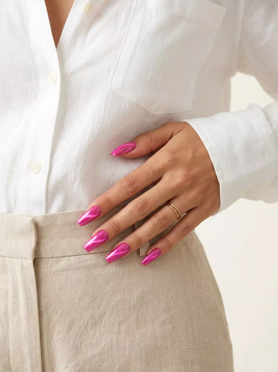 Barbie Pink Chrome Cat-Eye Nails 2026 Barbie pink chrome cat-eye nails for parties and nights out. Pink summer nails 2026.