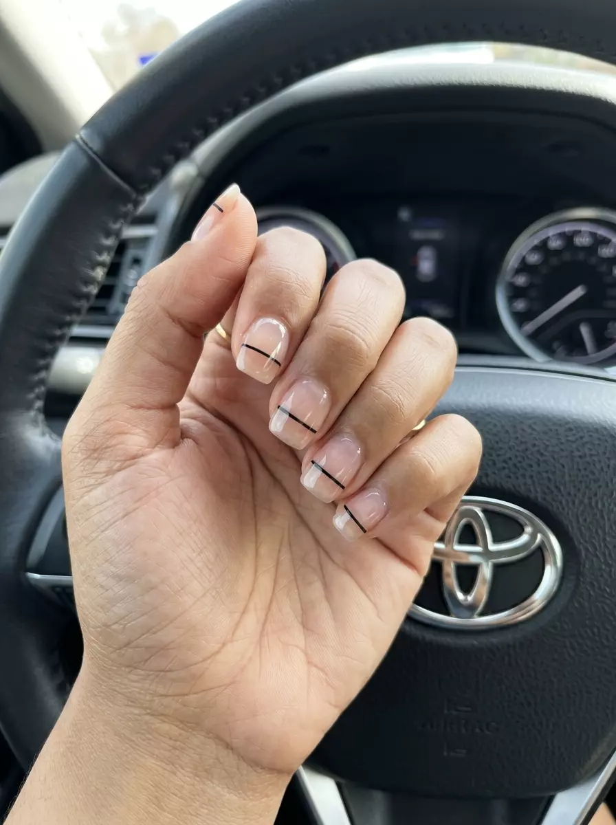 Edgy Minimalist Nails 2026 Simple short summer nails 2026: Edgy clear nails with a minimalist black line for daily wear and work.